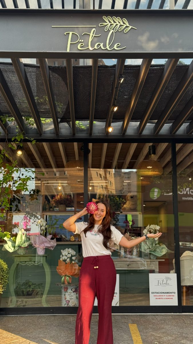 Allynne em frente à loja Pétale Flores, no Centro de Uberaba